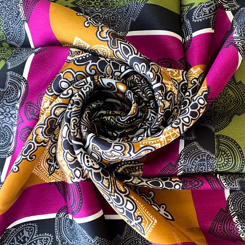 Платок шелковый 68х68 см П018 молочный принтованный