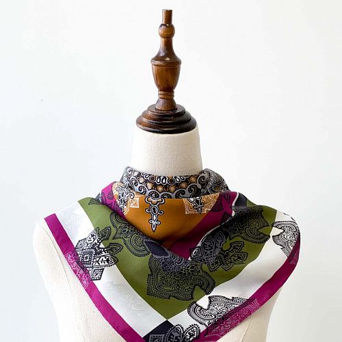 Платок шелковый 68х68 см П018 молочный принтованный